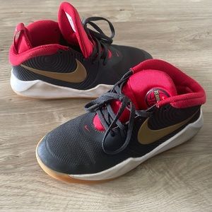 Nike Team Hustle Size 4.5